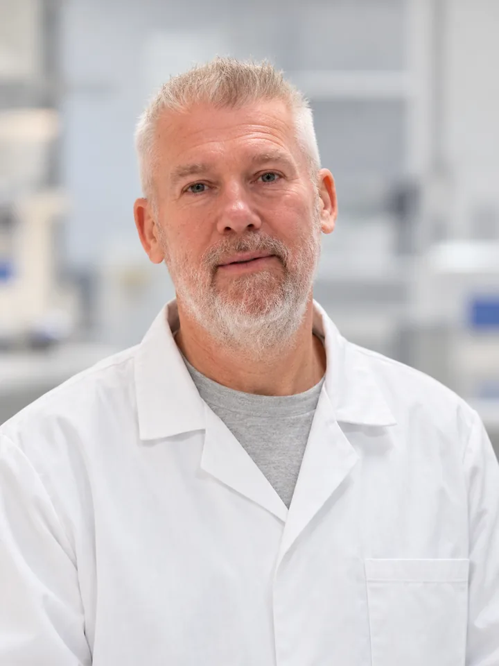 Marco Breekweg, vedoucí R&D ve společnosti Microbac, v laboratoři